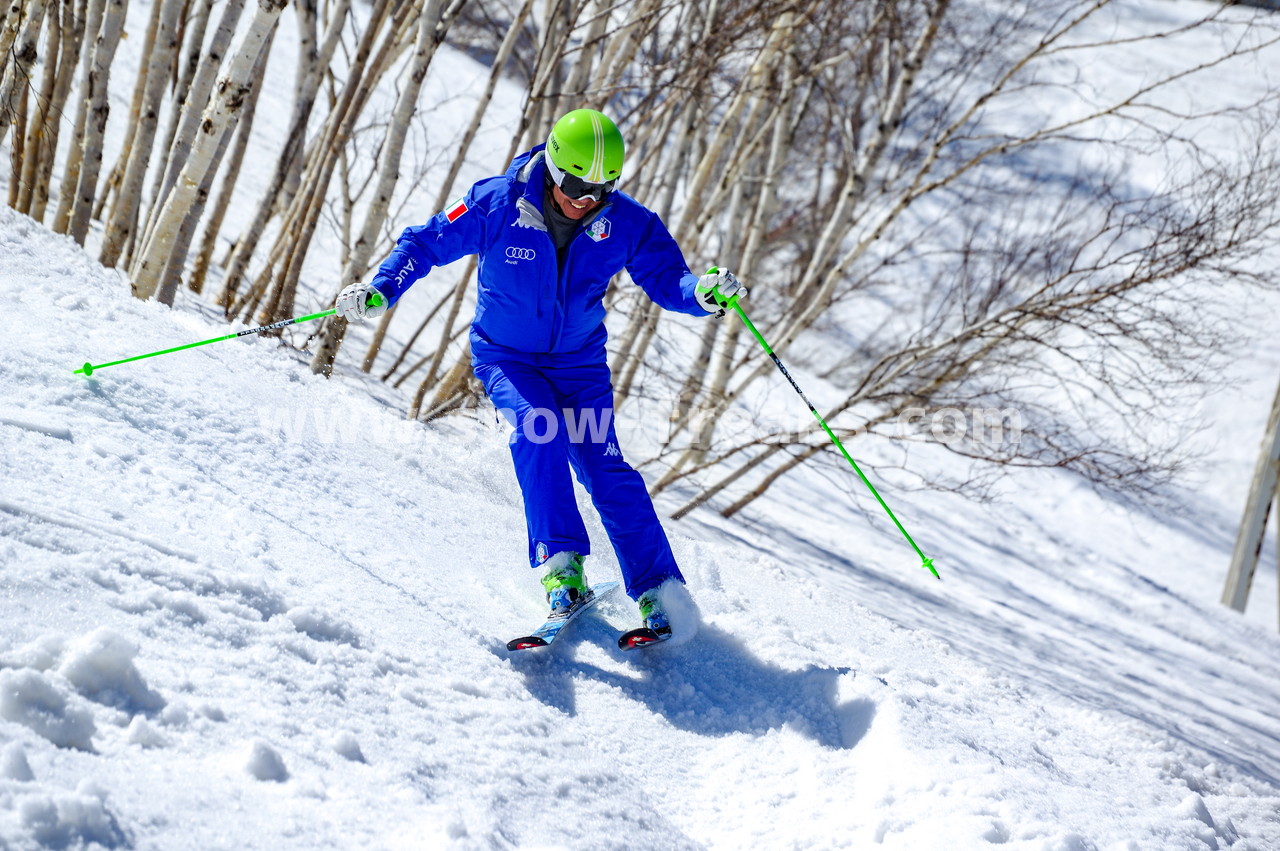 札幌国際スキー場 Mt.石井スポーツ ISHII SKI ACADEMY 校長・斉藤人之さんによる『斉藤塾』開講。本日のテーマは、「春雪！コブからスキーのたわみを楽しむ！！」(^^)v